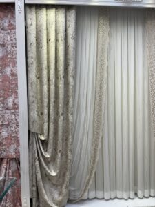 کنار پرده ساتن مدل پلیسه با طرح پتینه و رنگ نسکافه ای گزینه ای بسیار مناسب برای فضاهای مینیمالیست