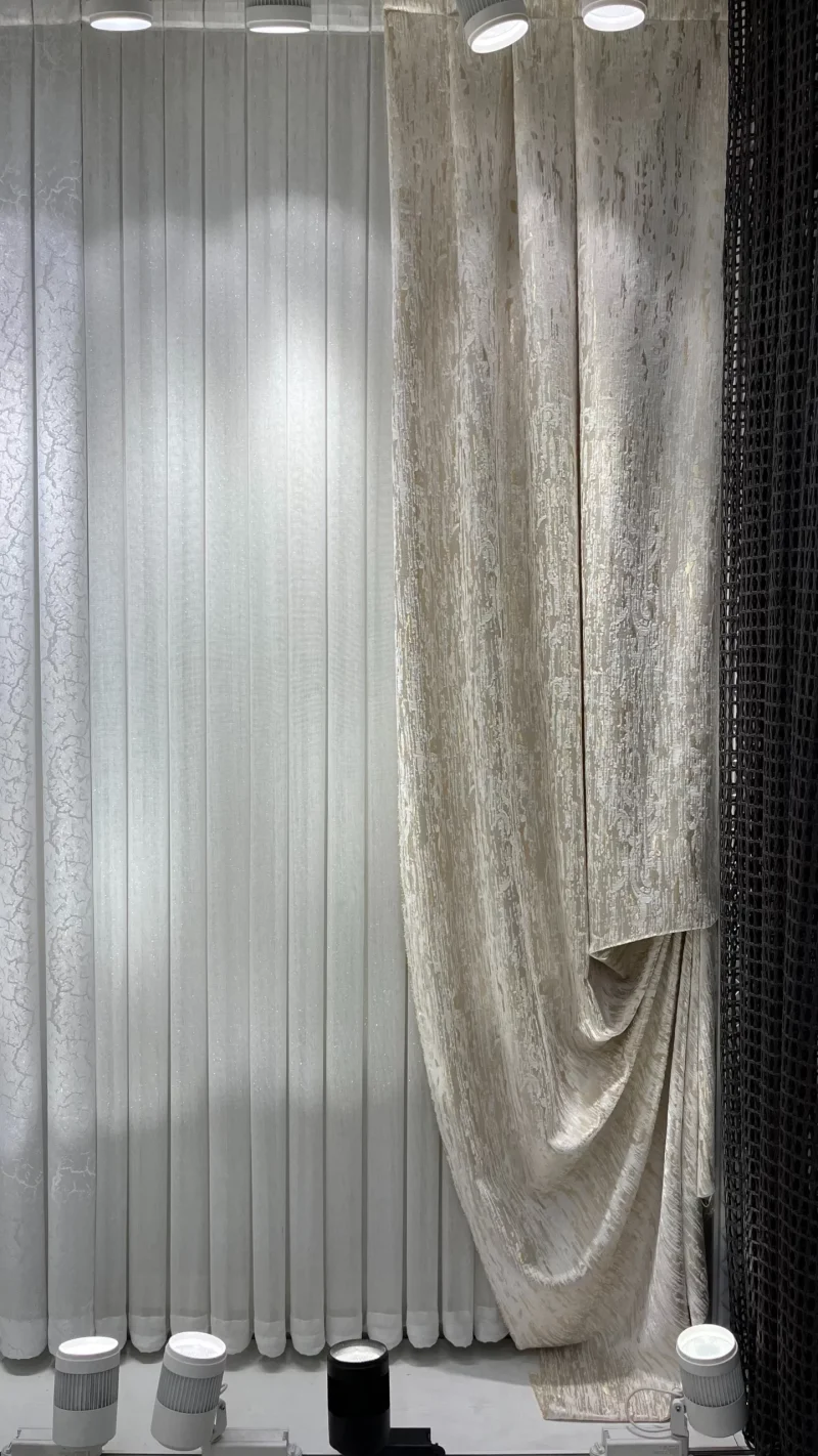 دکور پرده مخمل شانل طرح شنی