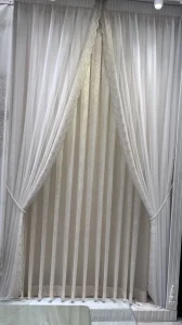 پرده پذیرایی حریر پتینه ترک رنگ بژ با ترکیب لب حاشیه مدل ریزشی