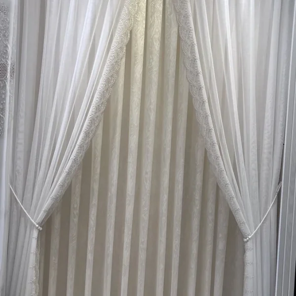 پرده پذیرایی حریر پتینه ترک رنگ بژ با ترکیب لب حاشیه مدل ریزشی