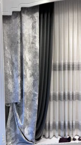 پرده کتان ترک پذیرایی طوسی مدل پلیسه به همره دکوری گل داماس پتینه (1)