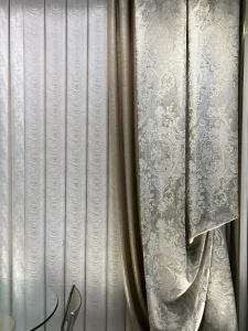 قیمت پرده حریر جناقی آبشاری با ترکیب سایه طلایی و کنارپرده آینهای