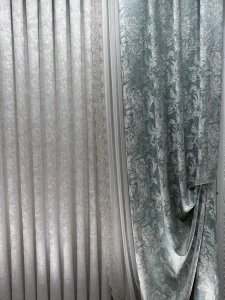 فروش پرده حریر پفکی برجسته با چین سه‌برابری و کنارپرده ریزشی لوکس