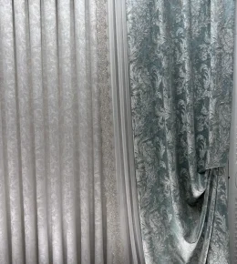 فروش پرده حریر پفکی برجسته با چین سه‌برابری و کنارپرده ریزشی لوکس