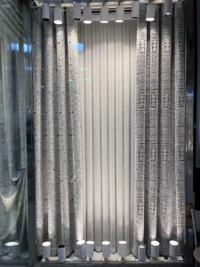 فروش پرده پذیرایی تور سیم ‌بافت طلایی با کنار پرده لنین سنتی