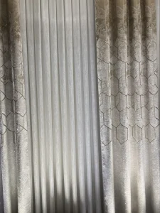 خرید پرده حریر سیم ‌بافت پتینه کرم طلایی با کنارپرده اسپرت لانه ‌زنبوری