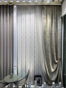 پرده حریر طرح آبشاری طلایی پلیسه با کنار پرده مخمل