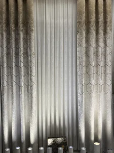 فروش پرده حریر سیم ‌بافت پتینه کرم طلایی با کنارپرده اسپرت لانه ‌زنبوری