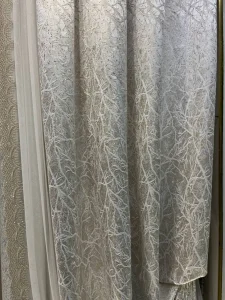 فروش پرده حریر سیم‌بافت طرح سنگ طلایی با کنارپرده طرح درخت