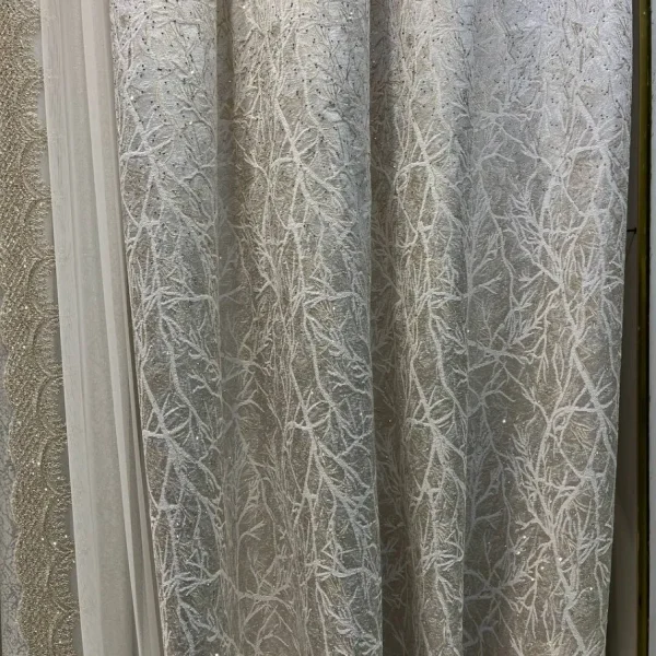 فروش پرده حریر سیم‌بافت طرح سنگ طلایی با کنارپرده طرح درخت
