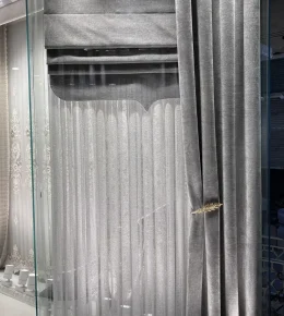 فروش پرده کتان ترک بافت سوزنی رنگ آفای با پرده رومن و کنار پرده مخمل خاویاری