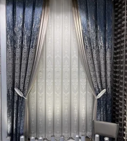 خرید پرده تور قابی آسترکشی با مدل پلیسه و کنارپرده‌های آبی درباری