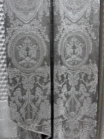 قیمت پرده تور فلت گل برجسته دانتل مدل پلیسه با کنار پرده شانل سنگ‌کاری‌شده