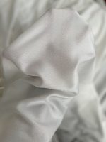 ضخامت پرده کرپ ساده با نمای نزدیک دست