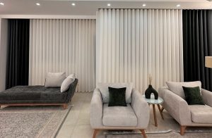 مدل پرده پذیرایی کرپ ساده رنگ شیری عرض 3 متر پرده کرپ ساده اجرا شده برای سالن پذیرایی