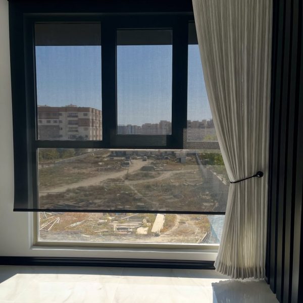پرده شید اسکرین,نمای نزدیک,کنار پرده مدل مینیمال